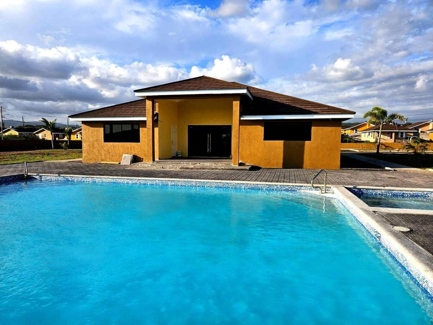 Villa Bellarose At Colbeck ,Gated With Pool, Stylishly Modern Old Harbour Exterior foto